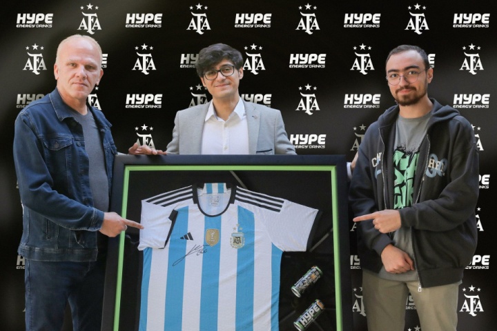 کیت آرژانتین با امضای مسی در دستان سه ایرانی