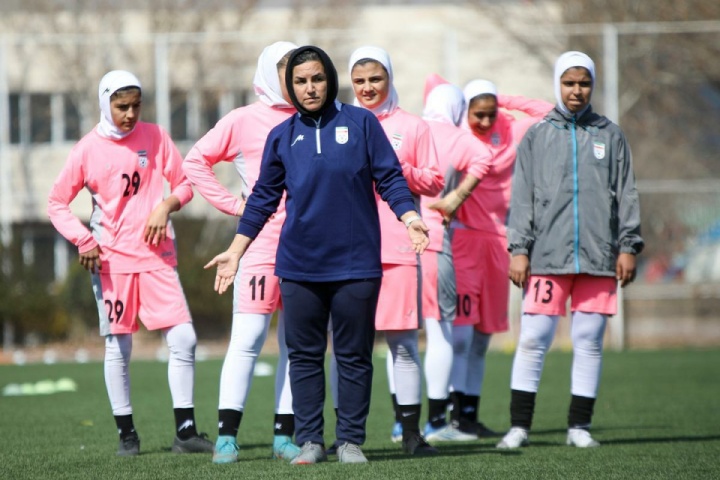 جهان نجاتی دختران فوتبال را به خط کرد