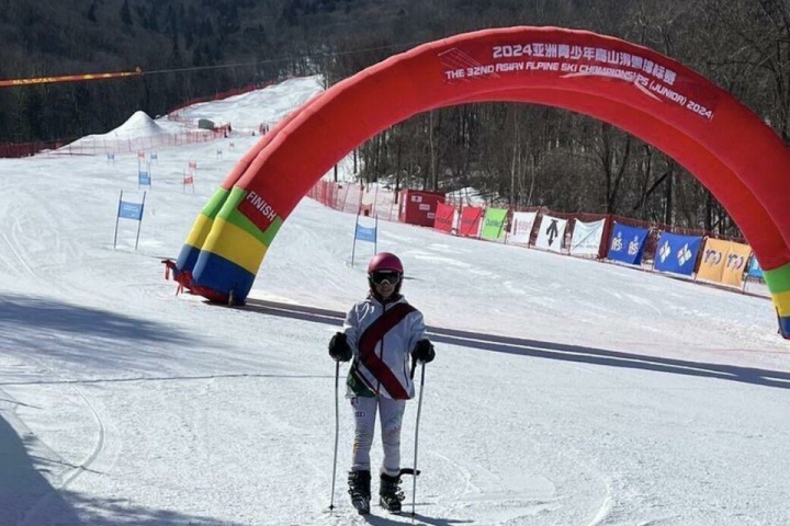 مدال  برنز قهرمانی آسیا برگردن  اسکی‌باز جوان ایران