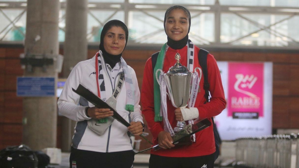 دختران زیر15 سال با جام آمدند