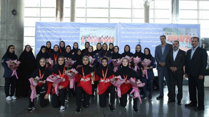 دختران طلایی والیبال با استقبال کاظمی پور وارد تهران شدند