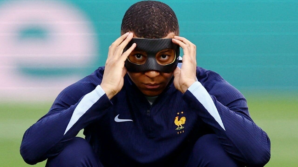 درخشش فوق ستاره فوتبال فرانسه با ماسک