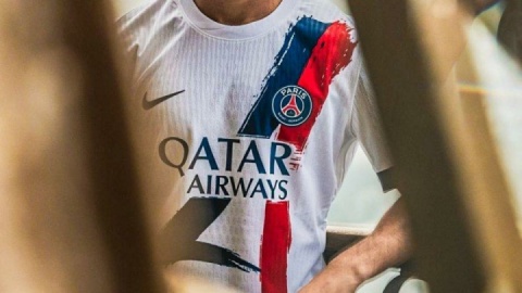 پیراهن دوم PSG با طرح برج ایفل