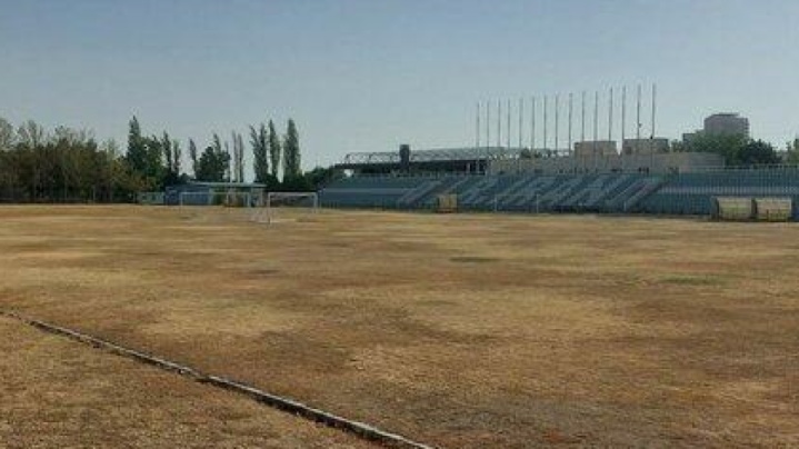 گفت و گو با داوود پرهیزکاری رئیس مرکز ملی فوتبال در خصوص پروژه احیا زمین چمن شماره یک