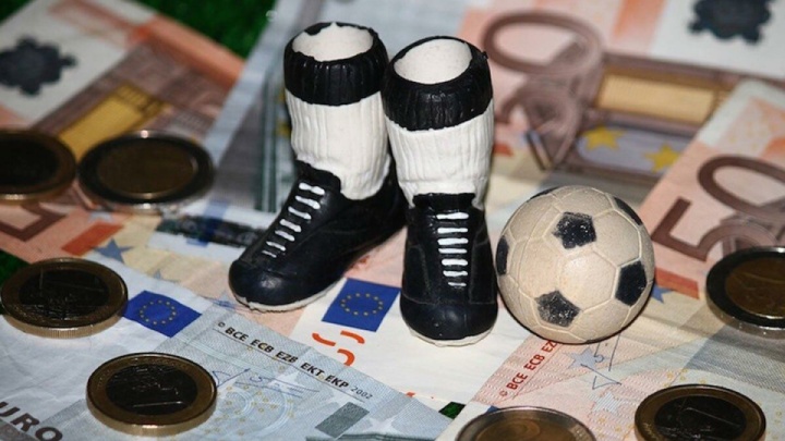 سایه سنگین پولهای کثیف روی مستطیل سبز
