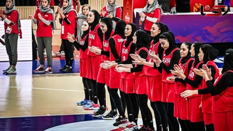 النی در سالن انتظار فرودگاه یونان
