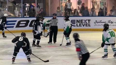 هاکی روی یخ دختران | دومین دوره لیگ جوانان با پیروزی سیمرغ آغاز شد