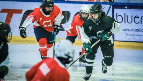 هاکی روی یخ – هما با درخشش شاگردان مدیر دهقان، تندر را از پیش رو برداشت