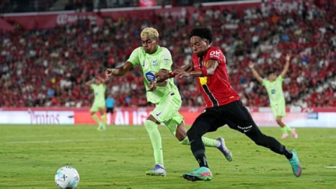 جنگ بارسلونا و تیم ملی بالا گرفت