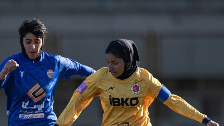 خانم گل، مقابل تیم سابق