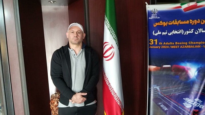 عاشری: داخلی‌ها حذف شدند تا یک غریبه کنار رینگ بنشیند