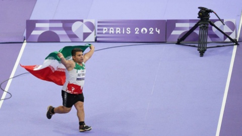 پرچم ایران همچنان بالا