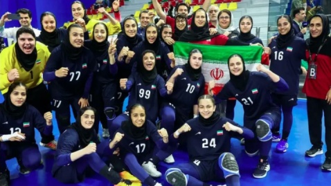 پرچم روی شانه دختران