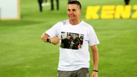 مثل ققنوس از خاکستر بلند شد