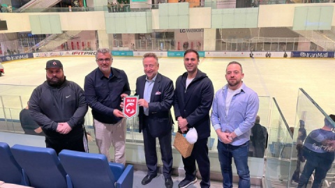 هاکی روی یخ؛ نماد دوستی ایران و جمهوری چک بر فراز آیس‌باکس ایران‌مال