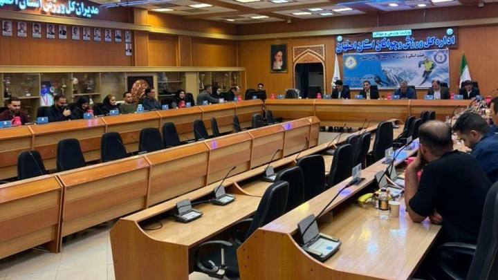 تجلیل از قهرمانان اسکی و هاکی روی یخ در اصفهان