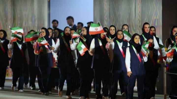 پرچمداری دختران ایران