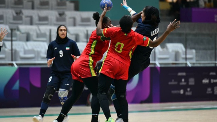 شیرزنان هندبال ایران با غلبه بر گینه طعم نخستین پیروزی را چشیدند