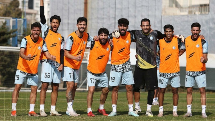 مدافع قهرمانی وارد می‌شود