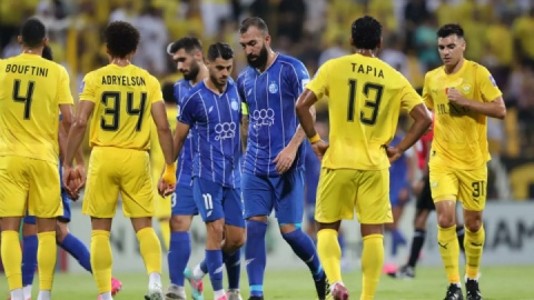 چمن صاف و هوادارانی که یکصدا تشویق می‌کنند