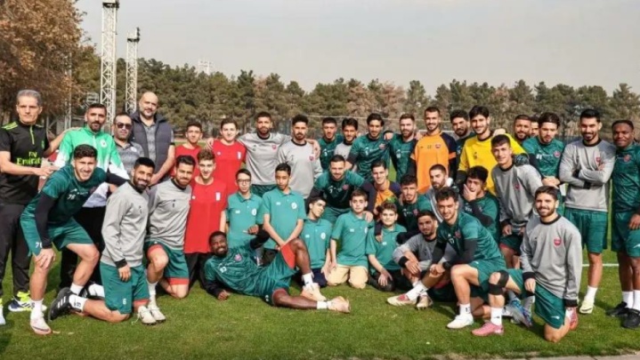 اعضای تیم ملی پاراشنا در کنارتیم پرسپولیس