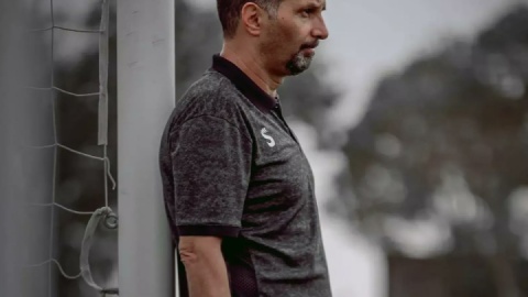 حسینی، فکری به حال دفاع تیمش کند