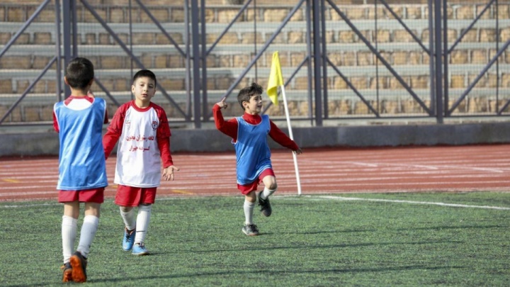 در سرمای یخبندان اردیبل، فوتبال گرمای کودکان است