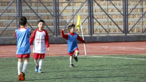 در سرمای یخبندان اردیبل، فوتبال گرمای کودکان است
