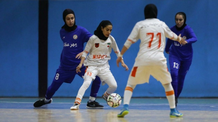 تاکستان علیه آبی‌ها