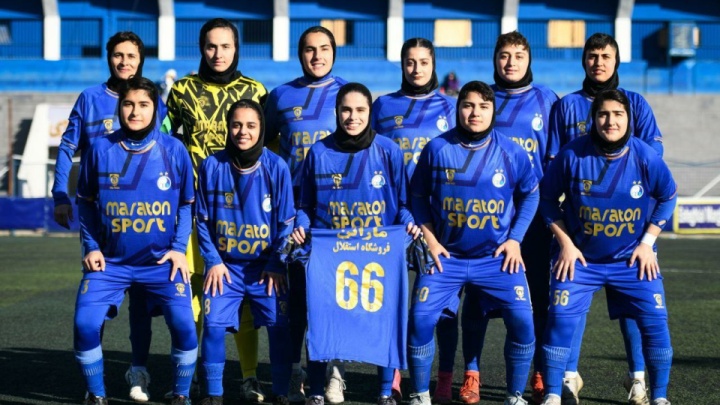 استقلال از پشت پنجره بسته به لیگ نگاه می‌کند