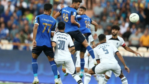 استقلال با پیکان در تعقیب صدر