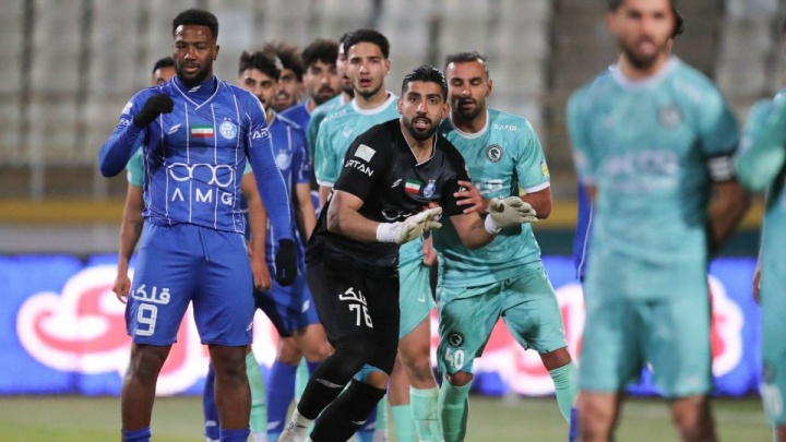 ساپینتو در محاصره گل نزن‌ها