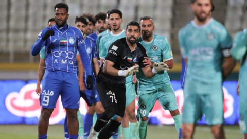 ساپینتو در محاصره گل نزن‌ها