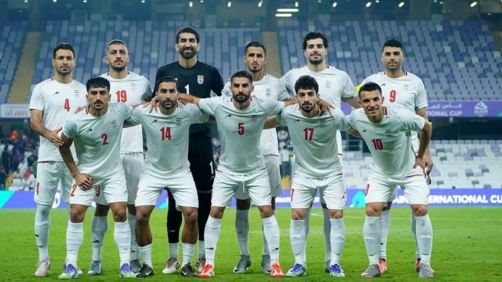 سیاسی‌بازی در زمین فوتبال