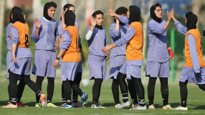 خانم سرمربی لطفا پاسخگوی انتقادات باشید