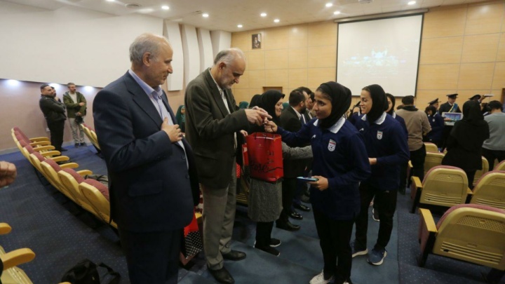 بدرقه ویژه رئیس فدراسیون برای دختران فوتبال ایران