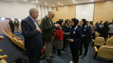 بدرقه ویژه رئیس فدراسیون برای دختران فوتبال ایران