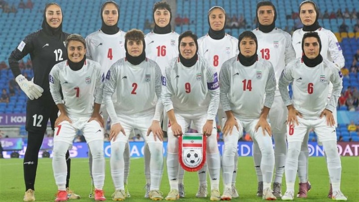 بازگشت بانوان ملی‌پوش فوتبال به وطن در میان استقبال مردم + عکس