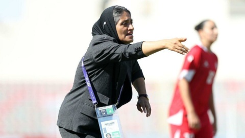 توپ در زمین خانم مربی است!