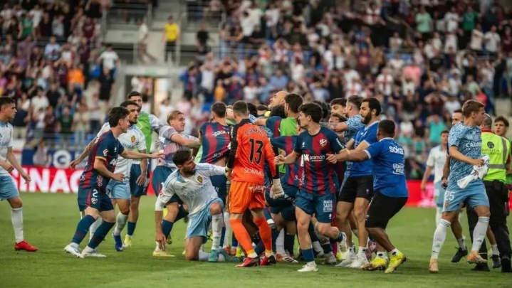 مشت جنجالی و احتمال محرومیت تا ۱۵ جلسه