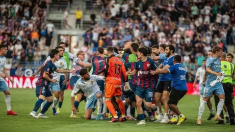 مشت جنجالی و احتمال محرومیت تا ۱۵ جلسه