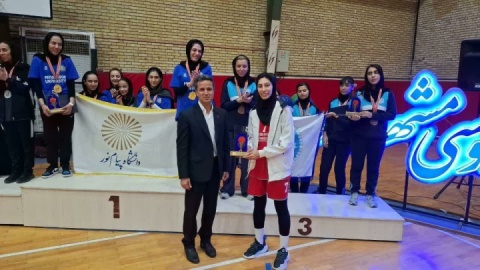 جام قهرمانی به دانشگاه پیام نور تهران رسید