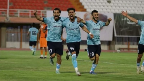نگاه‌ها به صدر جدول است