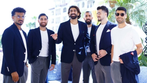 نمایش حقارت پشت پنجره بسته ویزا