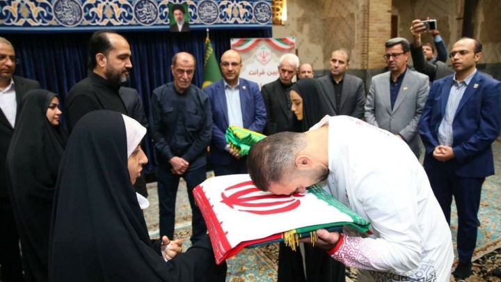 آئین قرائت سوگند و اعطای پرچم کاروان ورزش ایران در حرم مطهر