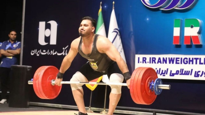 نصیری روی لبغه تیغ!