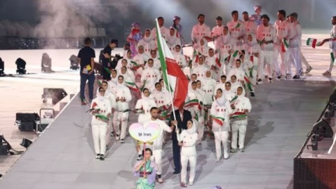 ایستاده در غبار