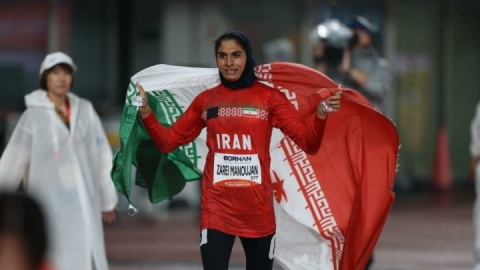 ماه پشت ابر ماند