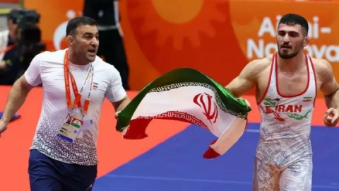 پرچم بالا ماند