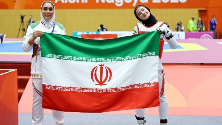 پرچمداری دختران ایران